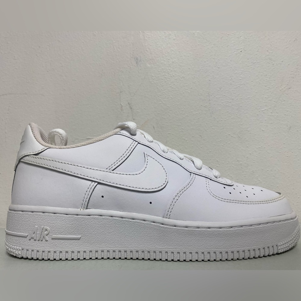 Nike Air Force 1 GS 314192-117
Size 7y/ Women’s size 8.5
BRAND NEW. No lid